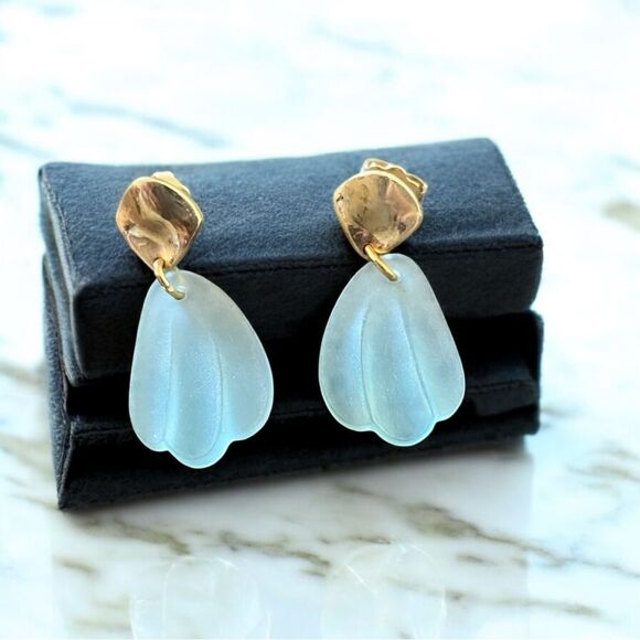 Vintage Avon Elegant Gold and Blue Earrings - Picture 1 of 3